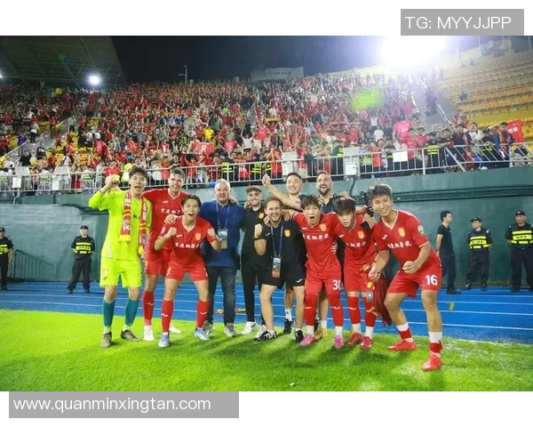 足球星娱乐全方位解析：明星球员背后的故事与赛事精彩瞬间揭秘