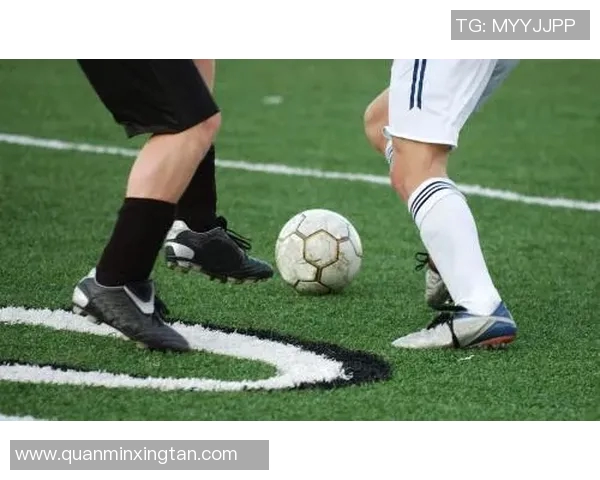 穿薄足球袜的球星揭秘 他为何选择如此独特的装备风格