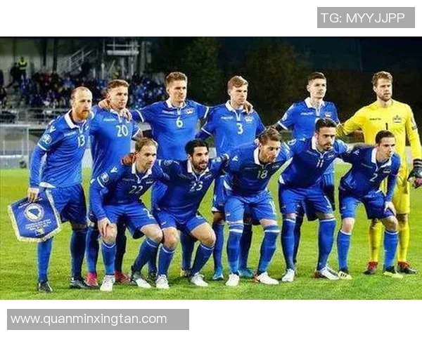 足球巨星精准长传瞬间展现实力与团队配合的完美结合